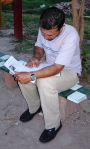 Santos haciendo las tareas del Seminario.