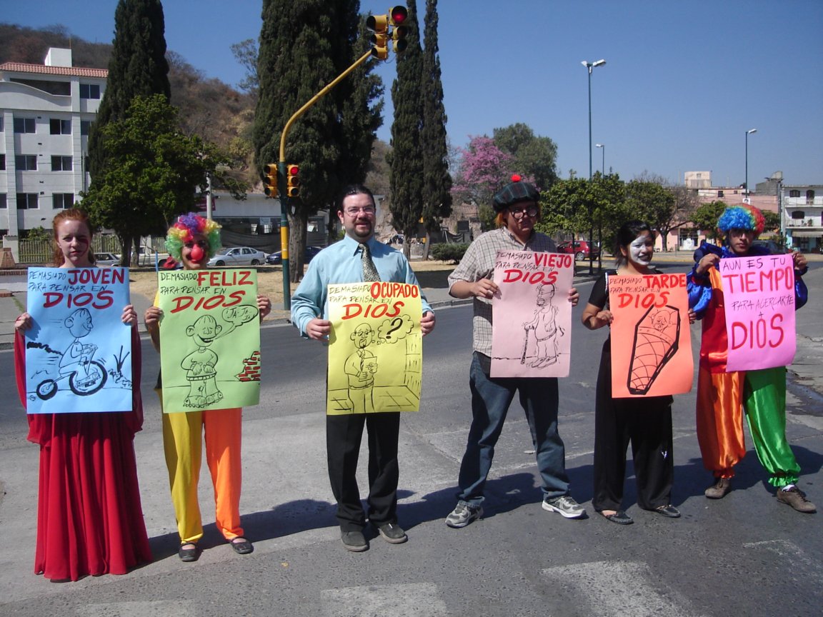 Evangelizando en medio de las calles.jpg