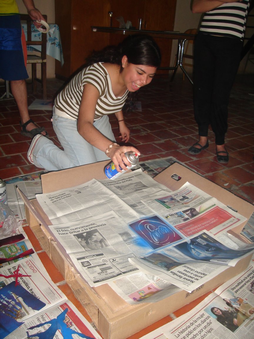 Eve, de la Iglesia Bautista, haciendo grafitti.jpg