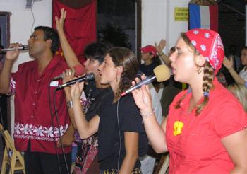 Alabanza durante un culto misionero
